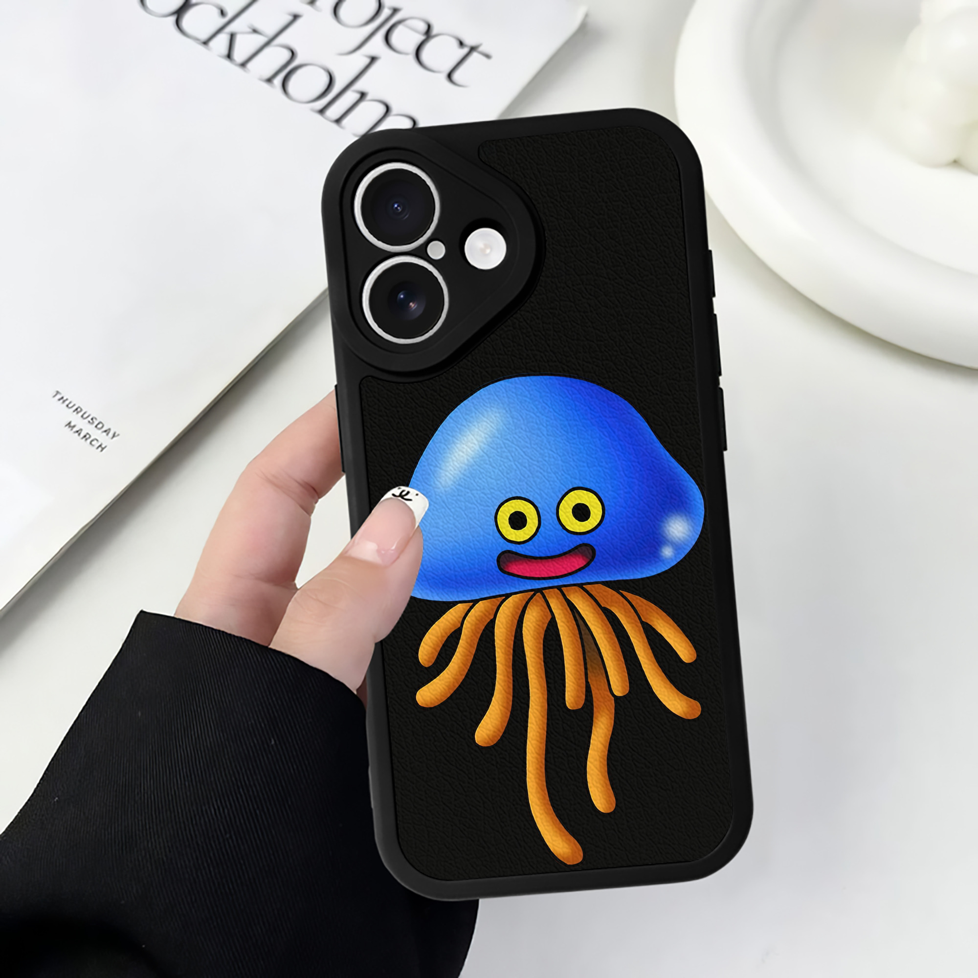 （画像用） ドラゴンクエスト Doragon Kuesuto Dragon Quest 【iPhone 16シリーズ対応】シリコンスマホケース（レザー調） 材質：シリコン